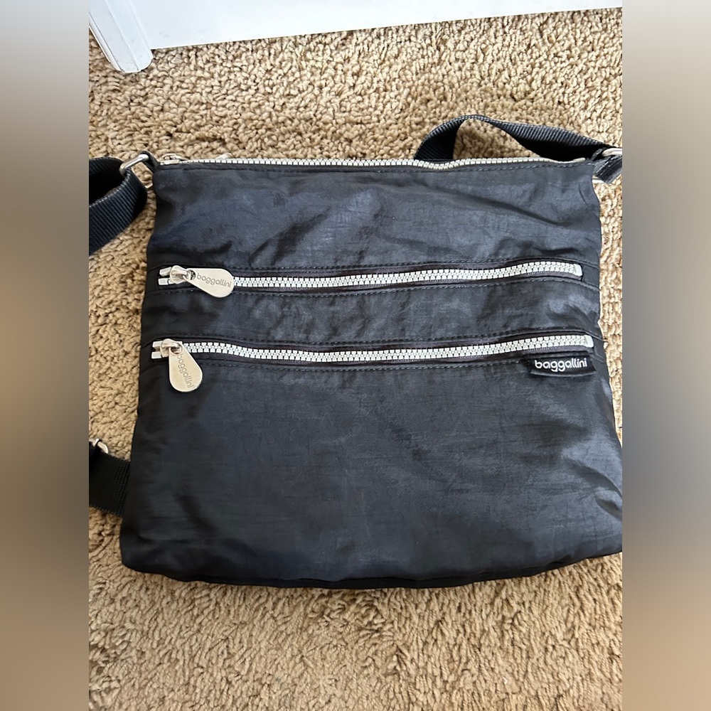 Baggallini black cross body purse.